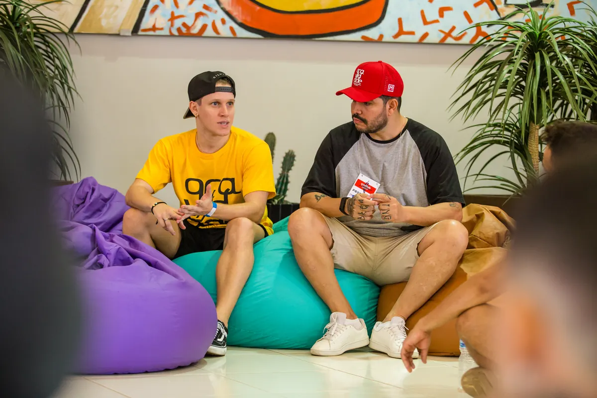 Ticko Bboy em conversa com artistas de dança durante encontro de formação
