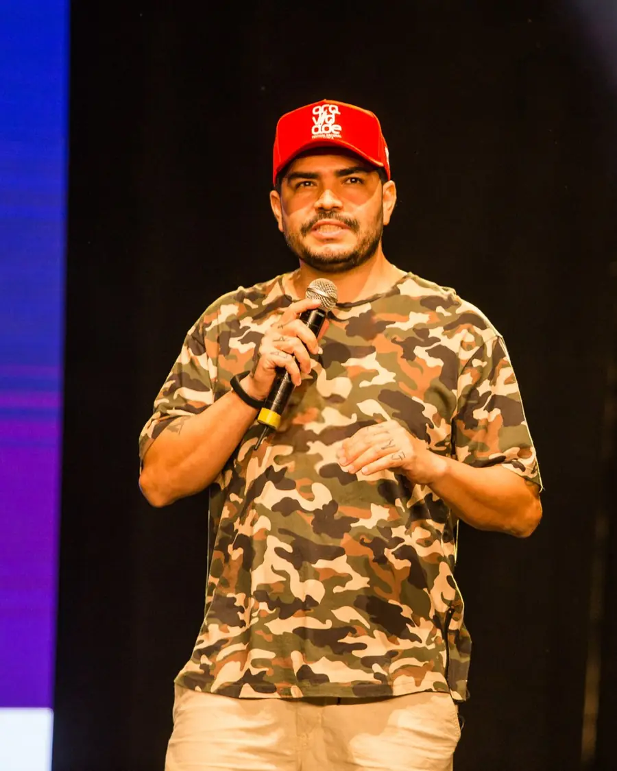 Retrato de Ticko Bboy, artista e empreendedor de Votuporanga, durante palestra